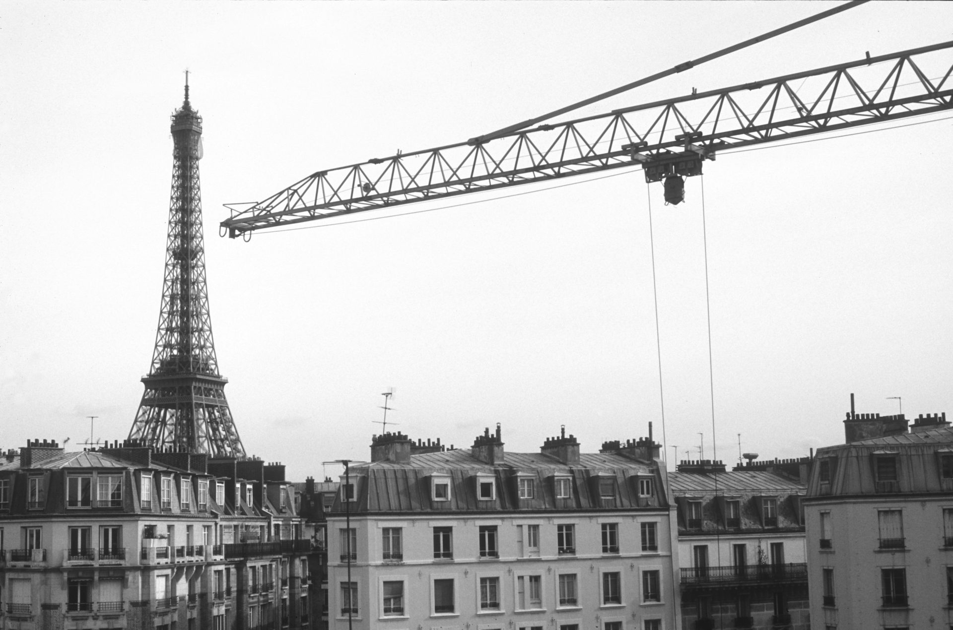 une photo en noir et blanc de la tour Eiffel
