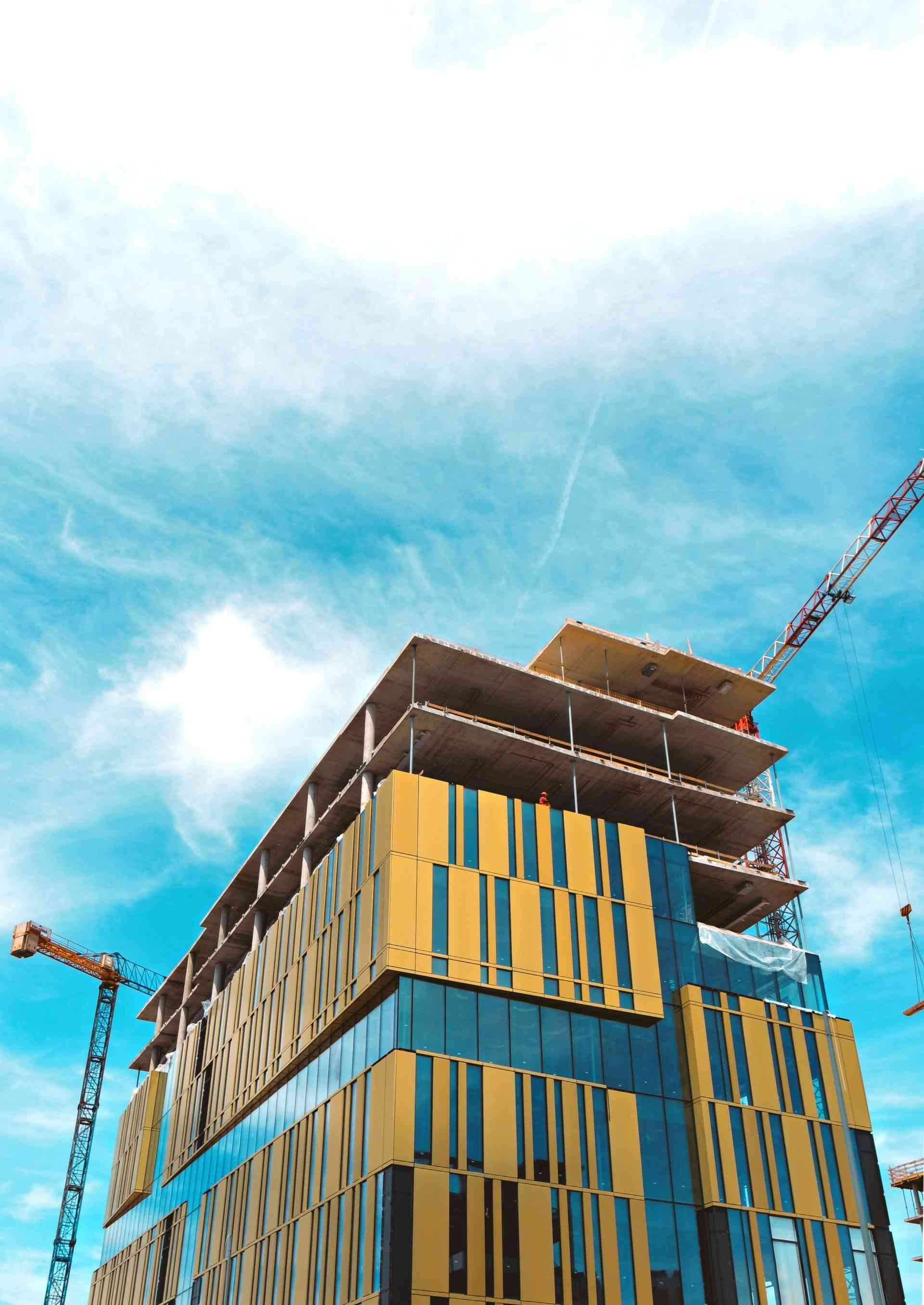 bâtiment en verre aux rideaux jaunes