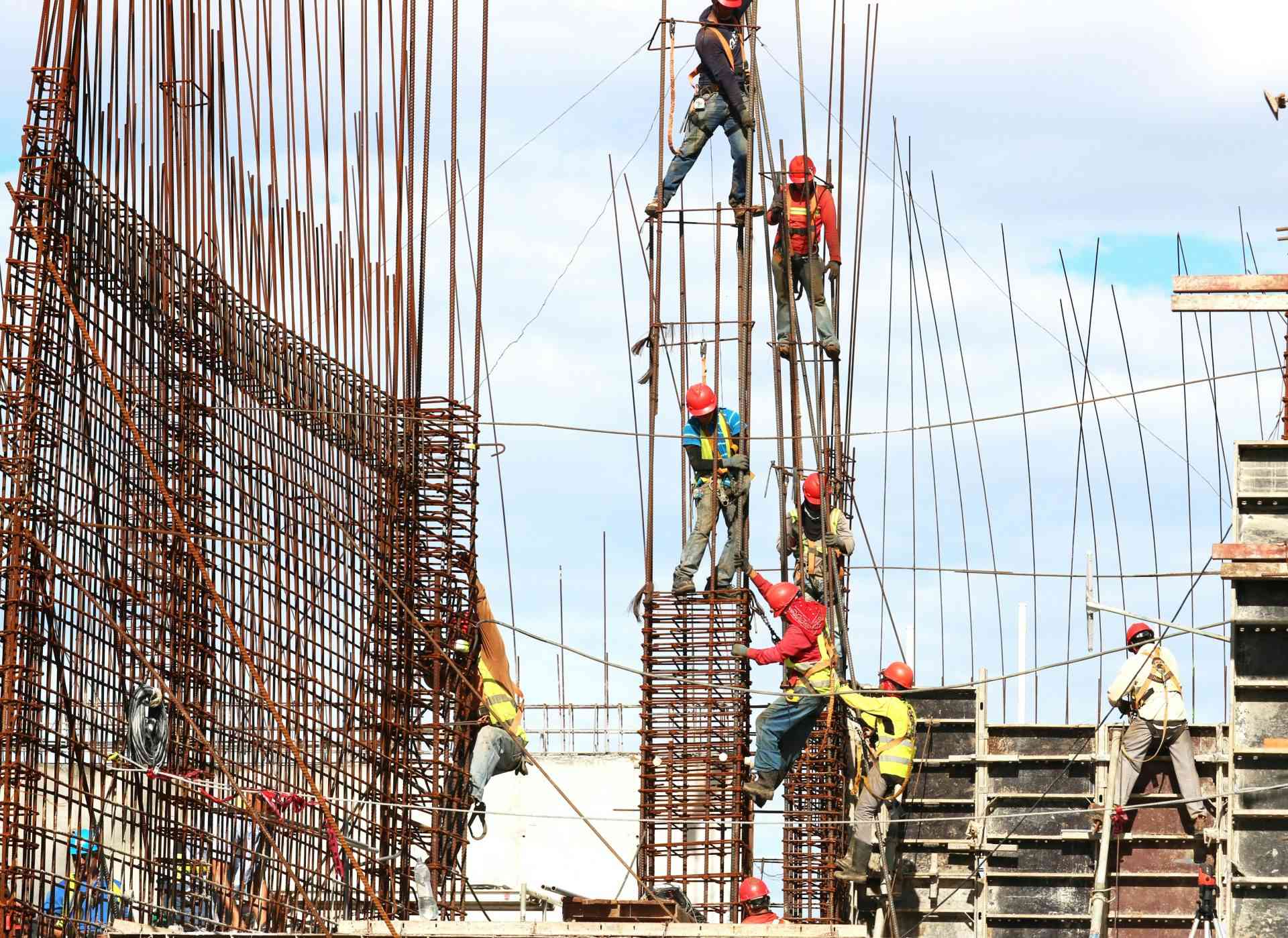 des personnes travaillant sur le bâtiment pendant la journée